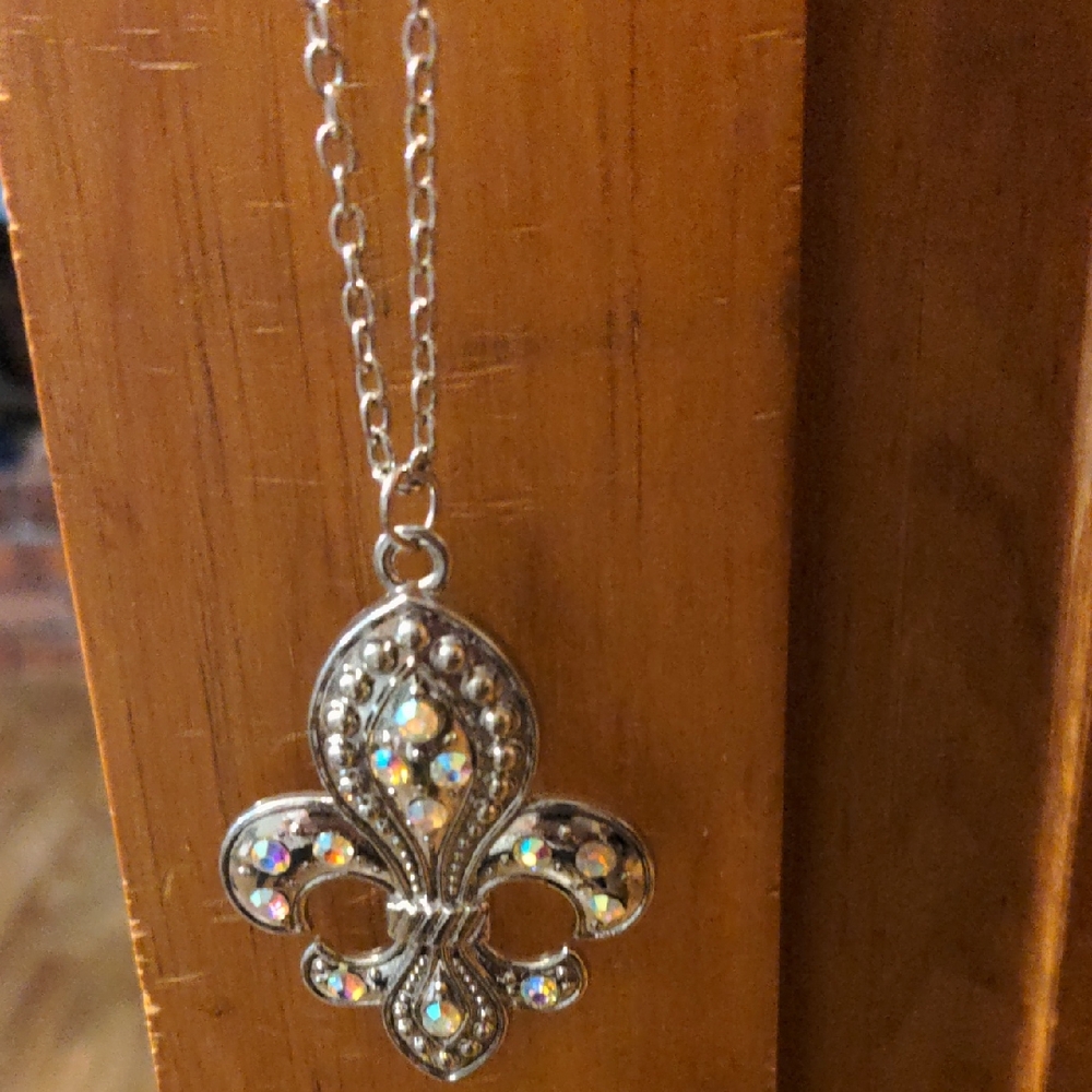 Elegant Silver Pendant Necklace